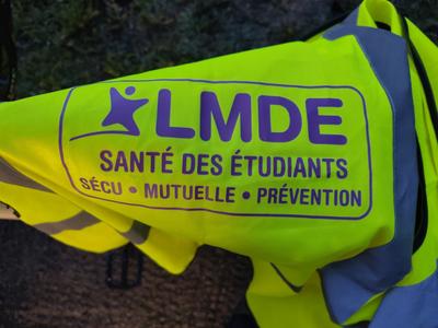 Un gilet jaune sur lequel est écrit : LMDE, santé des étudiants